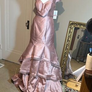 NWT XSCAPE Formal Off-Shoulder Pink Dress Timeless Sleek Layer Silhouette Size 6